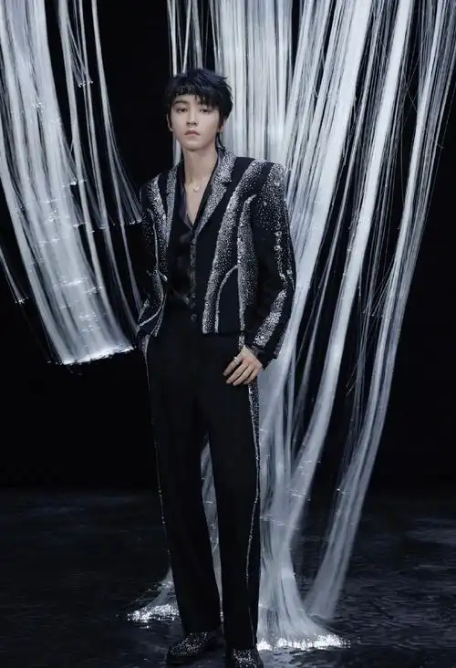 王俊凯 巴黎时装周