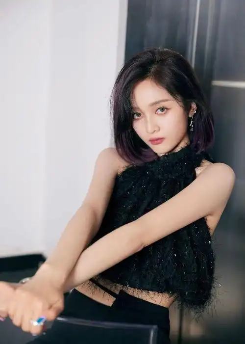 吴宣仪紫色挑染发型黑色喇叭长裤酷飒十足又飒又美的舞台风格