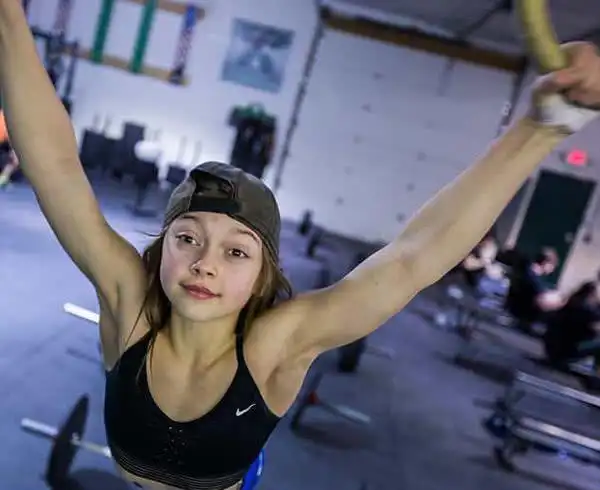 美国10岁女孩练举重4年 可举起90斤杠铃