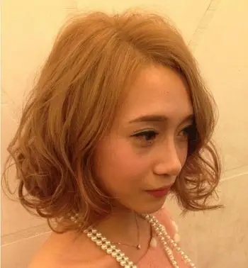 时尚短卷发发型 瞬间美丽加分