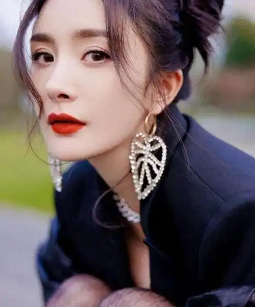 身价过百亿,坐拥北京一条街,家世显赫,这些京圈内的富婆都有谁|杨幂