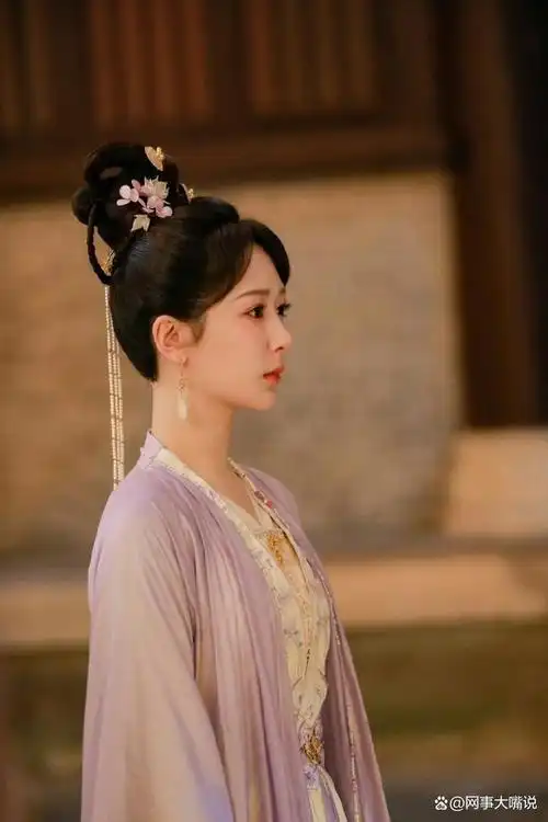 杨紫力挺好友包场《孤注一掷》 杨紫和张艺兴的关系真的好好!