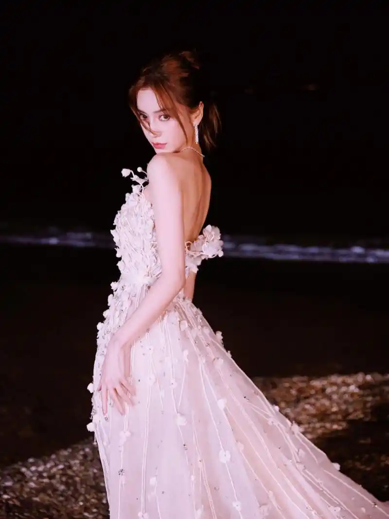 杨颖angelababy金鸡红毯礼服造型 #杨颖angelababy金鸡造型解析 : 这