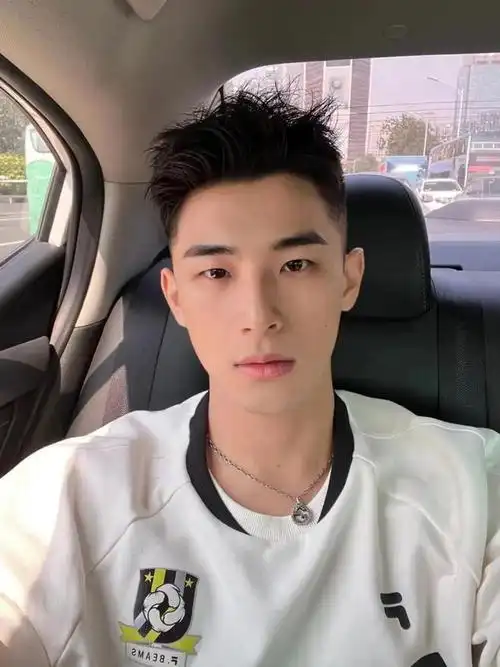 这款发型没有复杂的剪法,只需要把头发沿着头型推短就可以了.