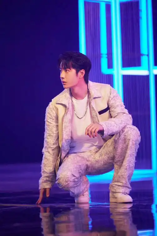 王一博河南春晚舞台照