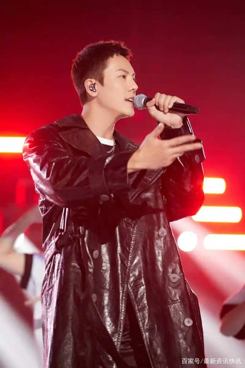 陈伟霆江苏卫视跨年演唱会 架子鼓首秀带来新年新惊喜