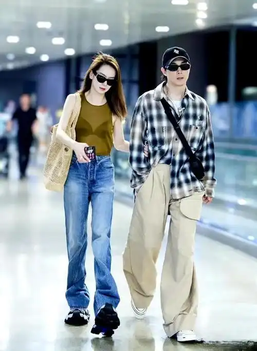 戚薇和老公李承铉机场挽手,两人穿着好潮