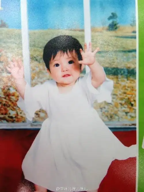 豆得儿真名李惠玥,小时候就是大眼萌,如今更是水又仙.