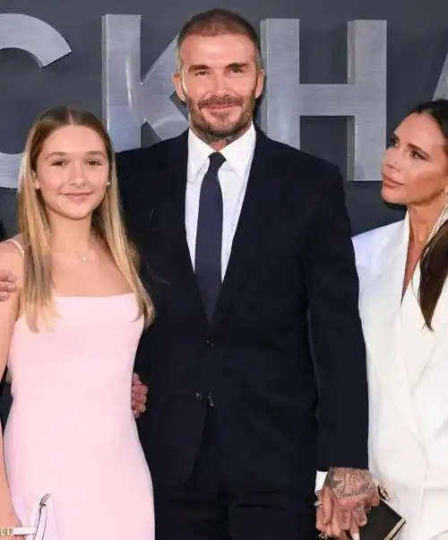 贝克汉姆的女儿小七长大了金发碧眼白皮肤亭亭玉立好漂亮