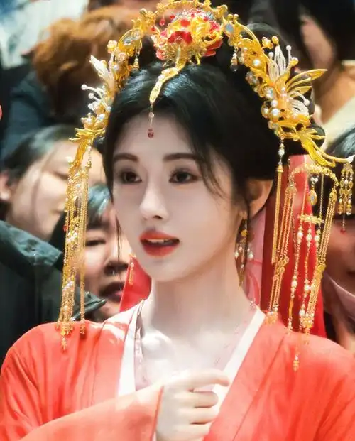 剧组低调拍戏的鞠婧祎近期也有作品刚播完,她和刘学义主演的古装悬疑