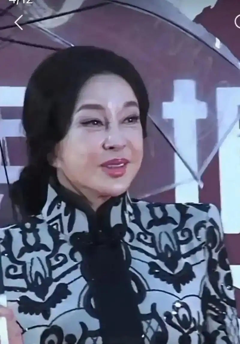 再过几年,刘晓庆的脸肯定要崩溃掉了,现在这状态做表情都费劲,以后可