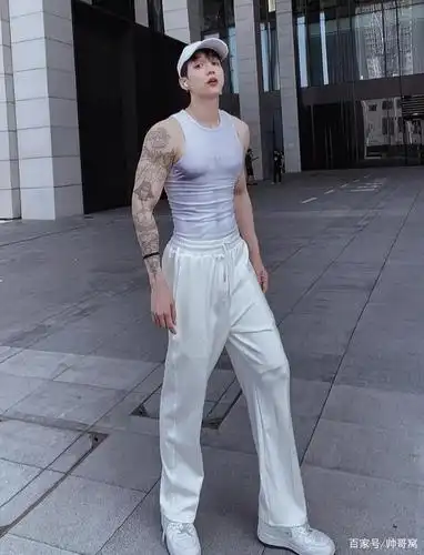 时尚感十足的肌肉纹身小奶狗,白净肌肤英俊的五官,却喜欢纹身!