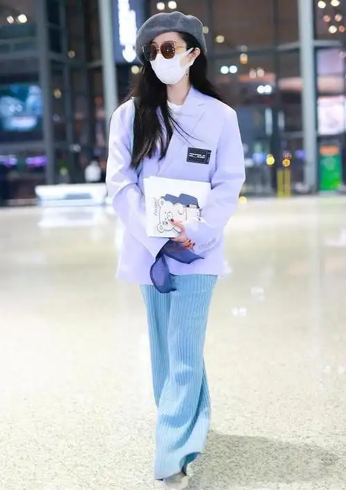 范冰冰机场太时髦穿香芋紫西服搭毛线裤长发飘飘似学生