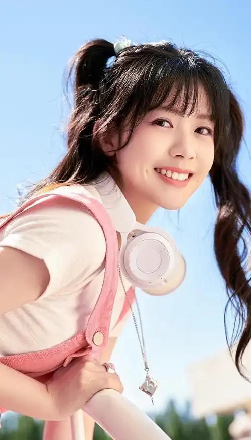 许多歌迷最初是从电子国风sing女团认识甜美可爱的元气爱豆赖美云.