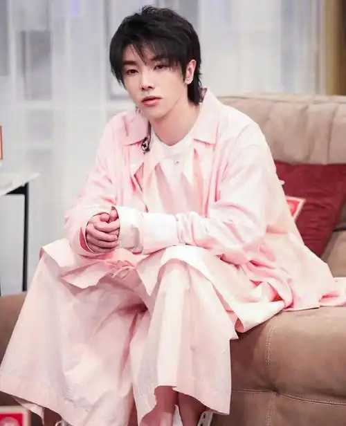 华晨宇风流事:不是你想象中的那样,看见底裤,地位堪忧!