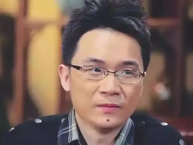 回顾他是蔡明儿子37岁仍未婚未育是蔡明的骄傲更是她的心病