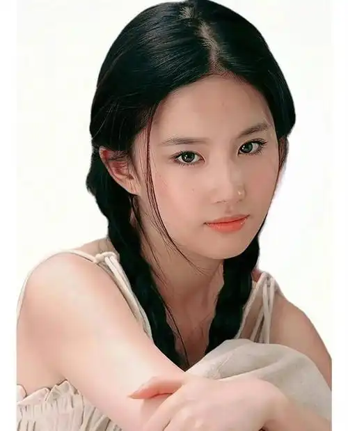 17岁刘亦菲写真白色吊带裙好清纯676767眼神好清灵