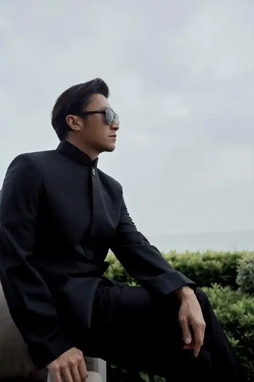 助力品牌"入浙"周年庆谢霆锋超话身着allblack新中式西装,"锋"度翩翩