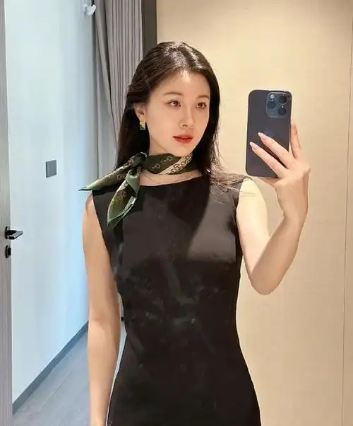 30岁的女性穿着黑裙展现成熟魅力