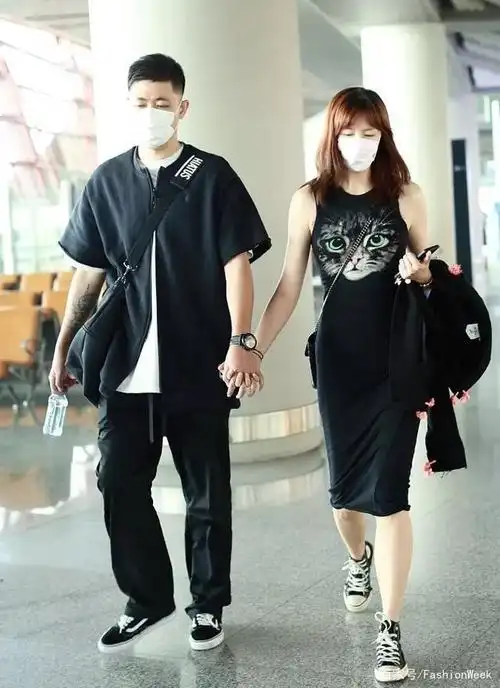 李艾夫妻合体秀恩爱,177cm身高小鸟依人,产后身材依旧是蚂蚁腰