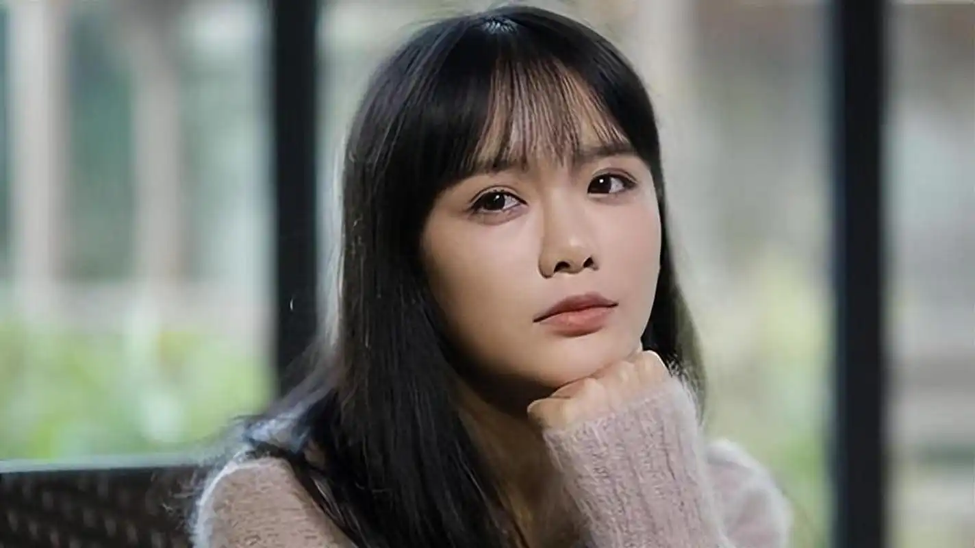 2012年,南笙的一组复古风写真迅速蹿红网络,长相出挑的她被荣信达第一