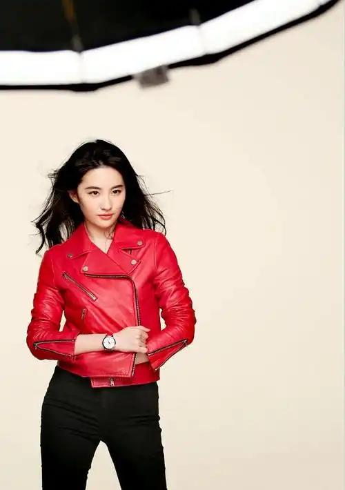 刘亦菲的混搭时尚还挺潮的,一身个性造型,很有高级少女感