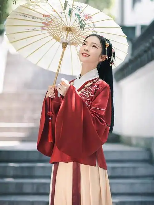 汉服界的"李子柒",十里小姐姐穿汉服太美了,演绎最美国风潮-汉衣同泽