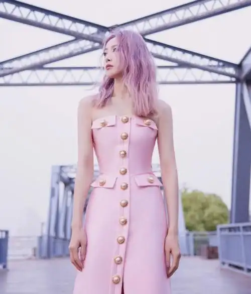 宋茜死亡芭比粉造型亮相活动为勒出小蛮腰太拼被赞像芭比