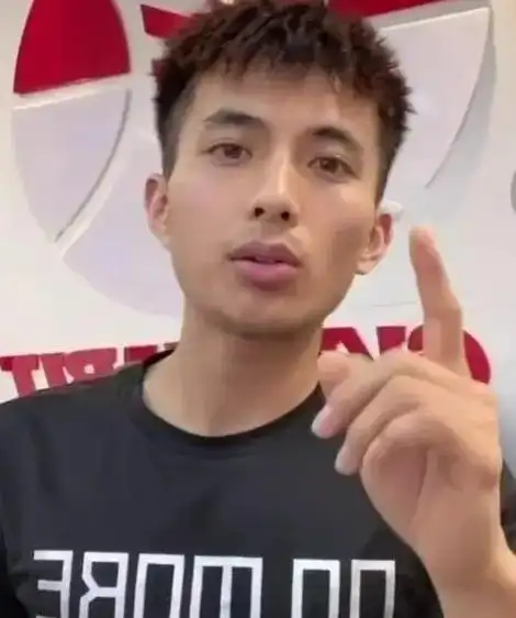 在路人王,军哥的技术水平不错,所以拿到了不少联赛的冠军