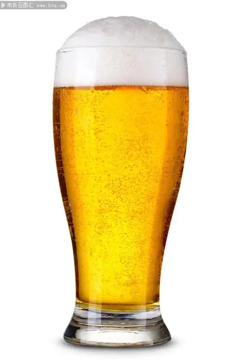 装满啤酒的啤酒杯图片素材