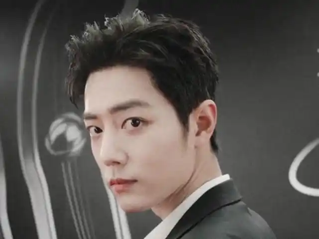 肖战西装大背头现身抖音之夜慢镜头回眸杀简直太惊艳