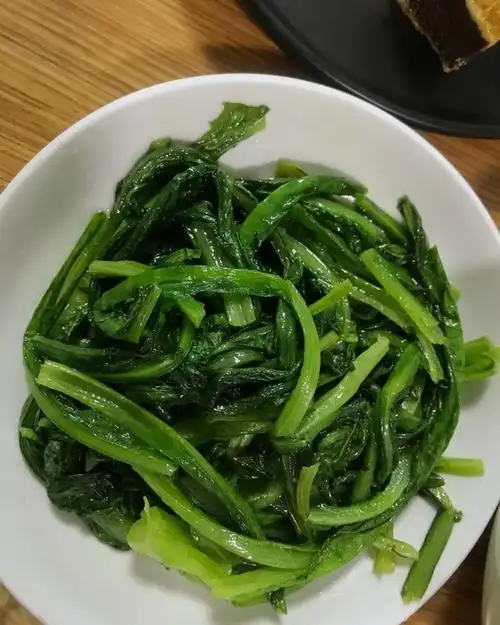 南妹妹小朋友做的清炒油麦菜