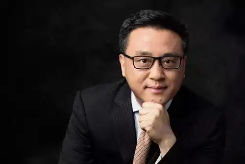 他是百度总裁,却发表500篇论文,12岁上科大少年班,曾是比尔盖茨的核心