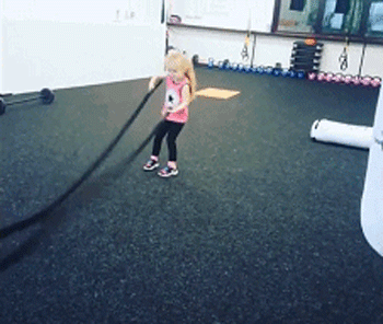 如此有挑战性的项目通过小女孩的演绎是不是也显得很萌很有爱.