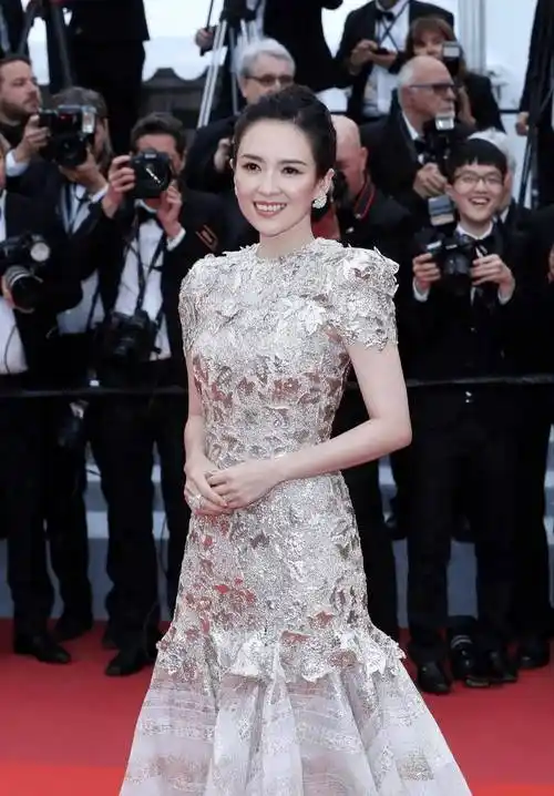 章子怡在国外就是敢穿,穿大露背吊带连衣裙走红毯,简直美出圈了_身材