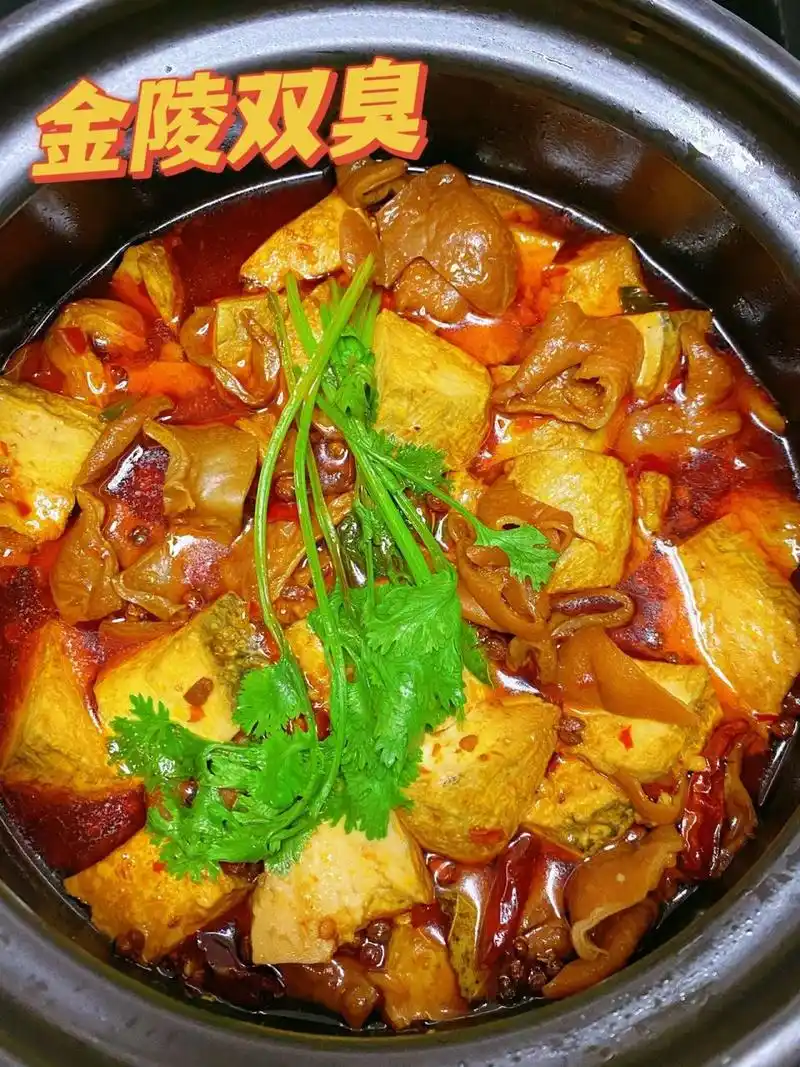 金陵双臭(臭豆腐肥肠煲) 臭豆腐 卤味肥肠切好备用 1,锅中爆油 加入蒜