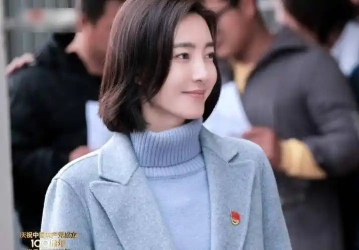 《经山历海》的女主人公则是由演员王丽坤来扮演,在剧中的她是一位