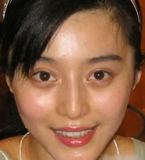 女星罕见素颜照,古力娜扎都笑抽了!