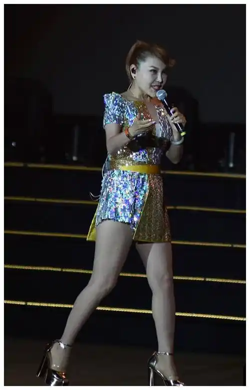 原创蒙古歌手也性感乌兰图雅穿短裙秀身材36岁依旧保持少女线条