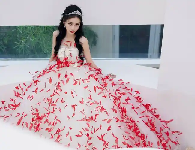 杨颖穿高定公主裙不安分,非要贴满"血色羽毛",有恐怖童谣内味