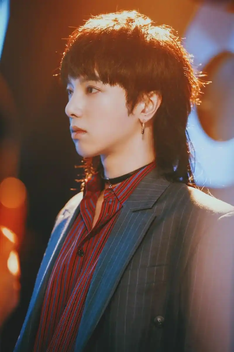 顶级前卫歌手华晨宇绝美西装图片绝对有你没见过的