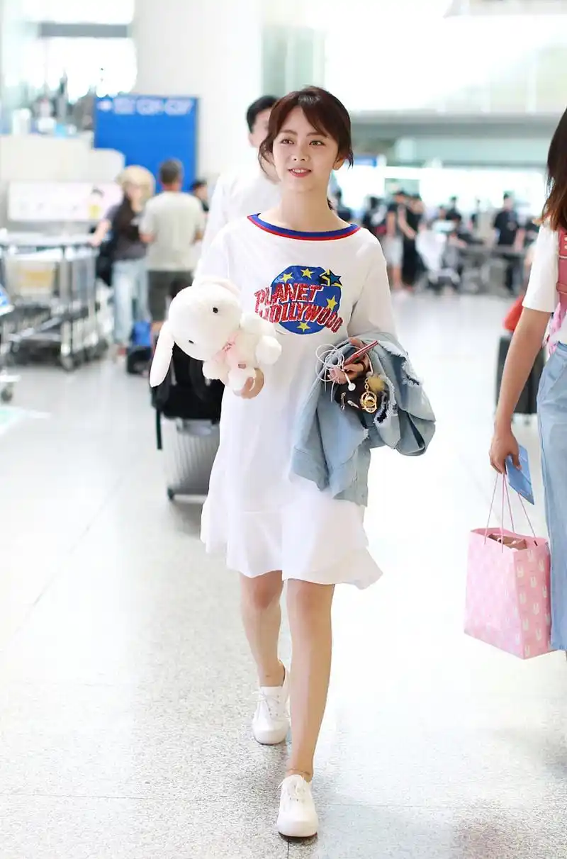 今天谭松韵亮相上海机场,她这次穿了一件蓝色的裙子,看上去年轻又高贵