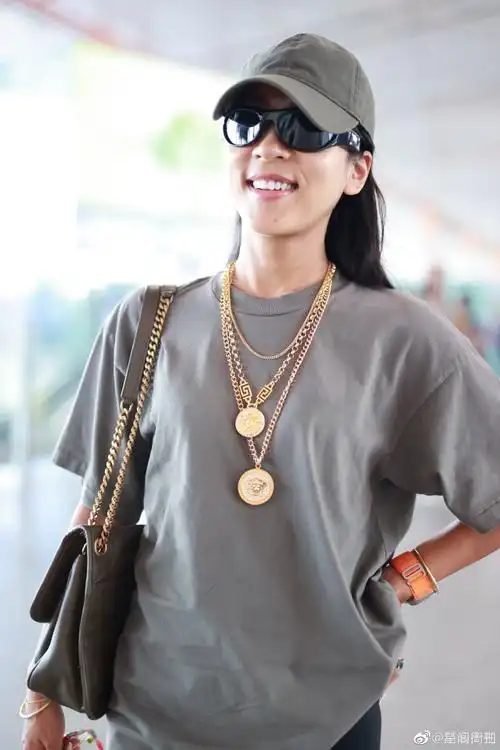 美白滤镜下的吉克隽逸