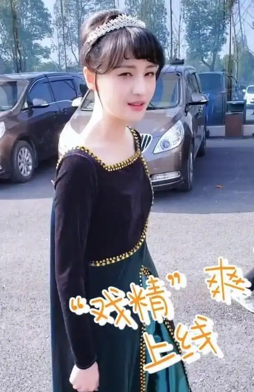 郑爽模仿鞠婧祎穿"横领礼服",却因体型太瘦,穿出了洛丽塔风格
