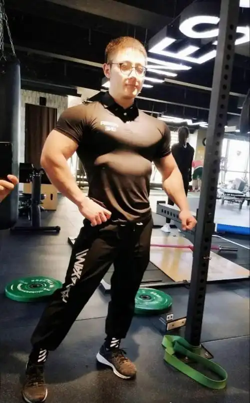 健身上瘾,满身肌肉宛如整了形,这个90后的八块腹肌堪称完美