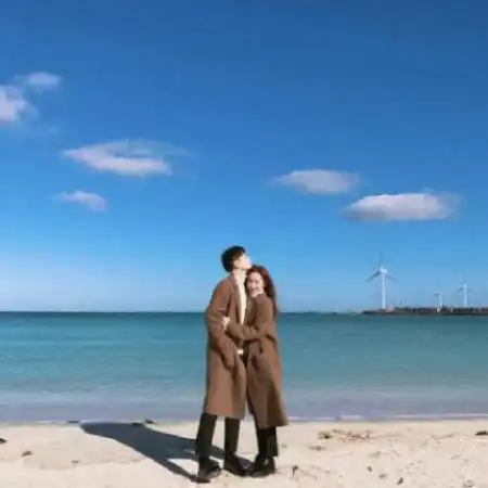 情侣真人头像两张照片海边海边是表达爱的地方