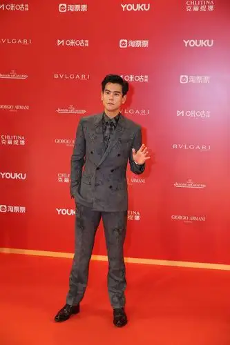 上影节开幕红毯 彭于晏活力满满阳刚气十足