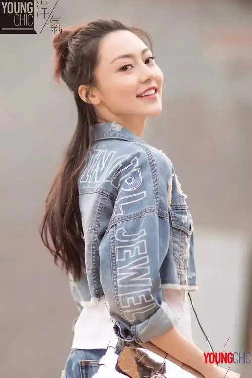 踏青的日子,黄梦莹以最简单的牛仔搭配t恤,营造出既轻松又时髦的早春