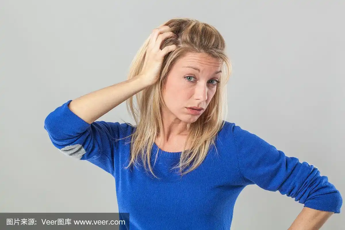 一个恶心的金发女人,拎着包,头疼抓头发