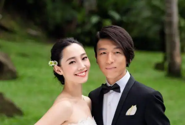 依稀记得陈羽凡上一次出现在大众视野里,还是因为和妻子白百合的情感